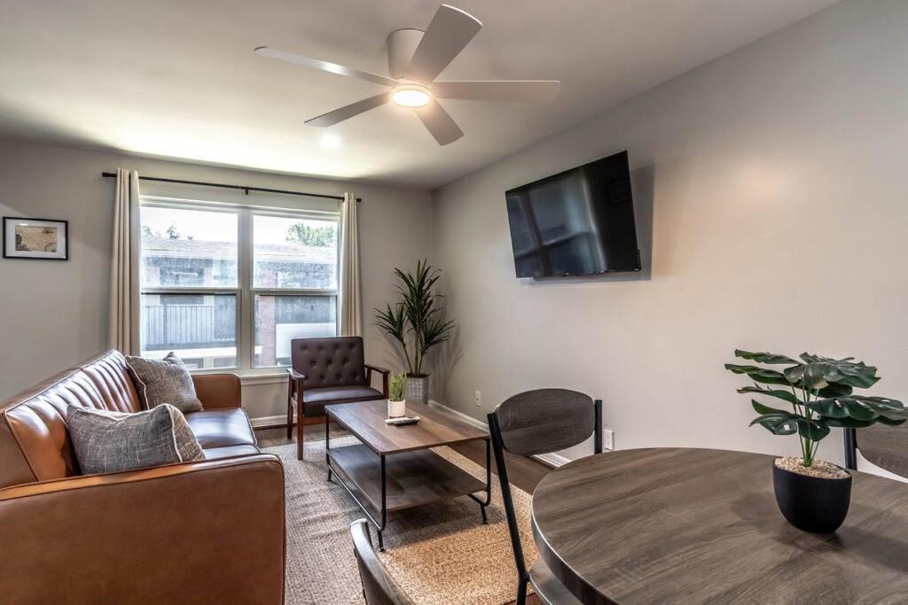 Roomy Urban Montrose! Free Parking #16