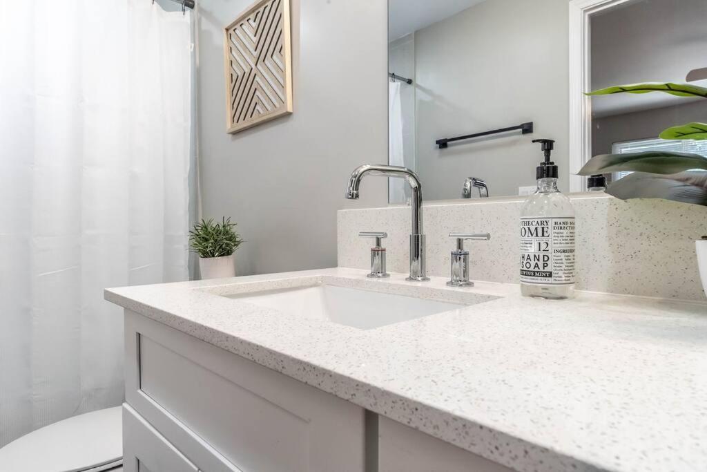 Roomy Urban Montrose! Free Parking #16 *