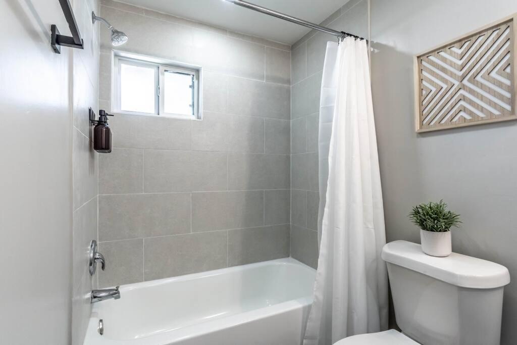Apartment Roomy Urban Montrose! Free Parking #16 *